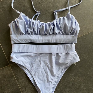 Bikini  - Helt ny bikini från Shein. Säljer pga att tyvärr var förliten för mig. Ribbad topp och högmidjade trosor. Storlek S. Säljer för 80kr plus frakt🦋