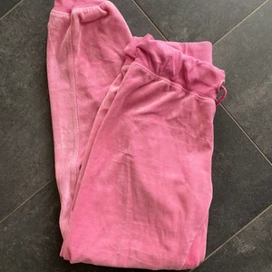 Mjukisbyxor  - Rosa mjukisbyxor från Cubus🌸 Använda en del. Storlek s. Säljer för 40kr plus frakt💕