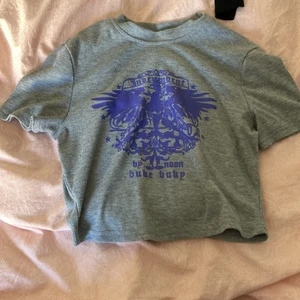 Grå kroppad t-shirt - T-shirt köpt secondhand för 3 månader sen. 