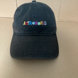 Travis scott Astroworld keps - Nypris på stockx runt 1500, ganska använd, går att ändra storlek 