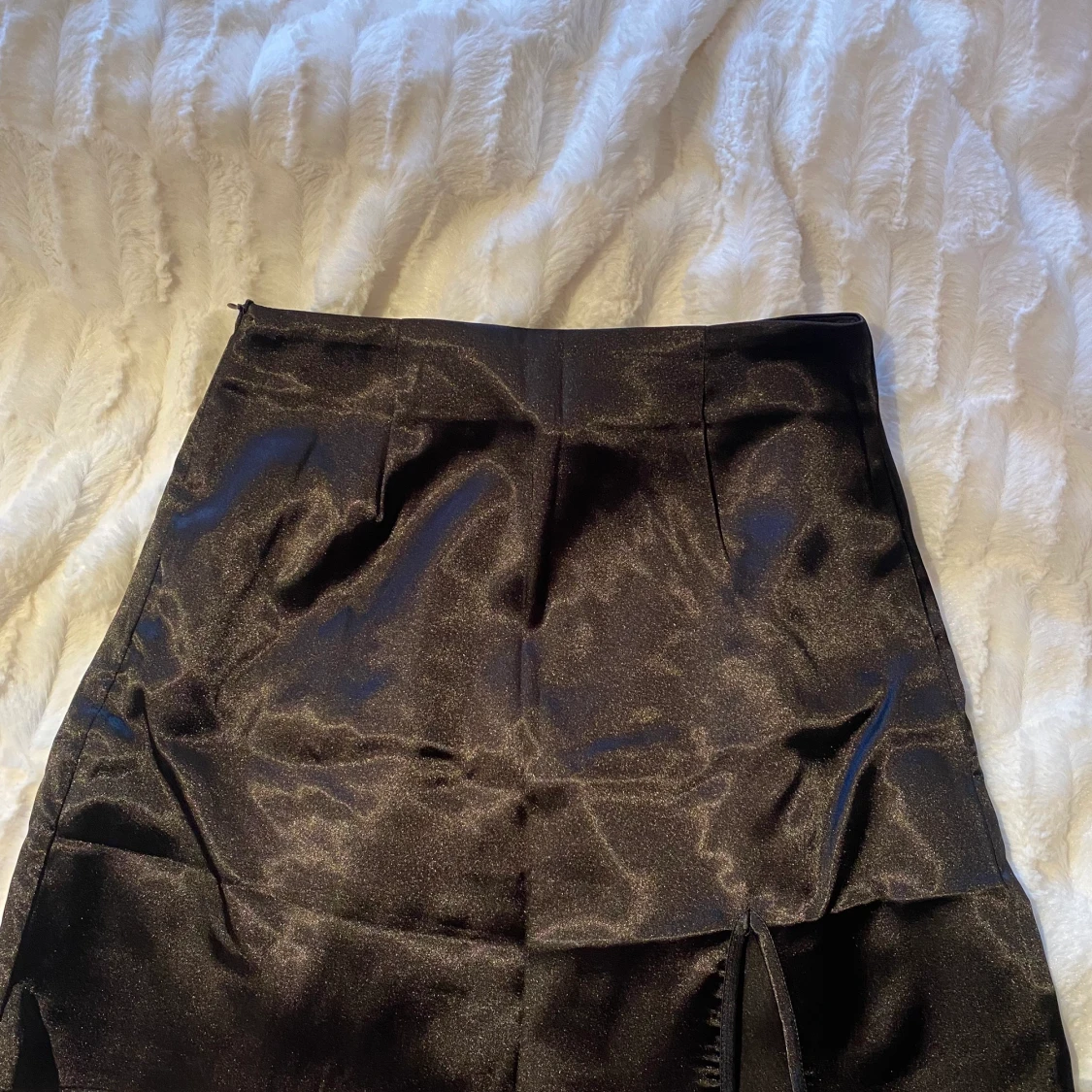 Svart oanvänd satinkjol