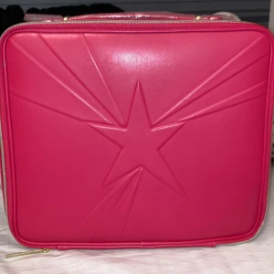 Lancome väska  - En fin lancome väska som jag har haft i typ 1 år och har 3 små fläckar på. Jag har fortfarande kvar handtagets papper🥰man ha sitt smink eller lite kläder till en resa i väskan som ett exempel🥰 