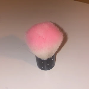 Nagel borste - Stor borste som tar bort bla filspån efter naglar, bra skick få gånger använd 