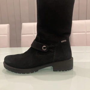 Säljer ett par vinterskor  - Säljer ett par svarta vinterskor. Dem har grå/svart fluff i sig och är gore-tex. Använda 2-3 gånger. Mycket bra skor att ha på vintern. Köpta ungefär 2020. Mycket bra skick. 