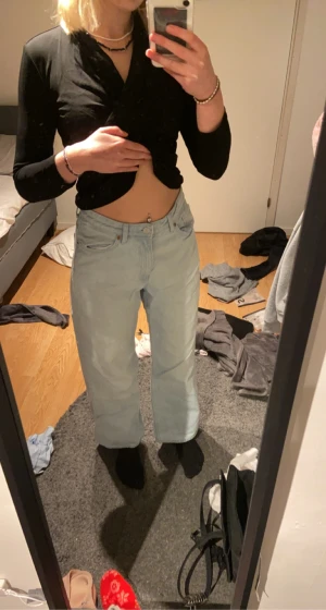Baggy jeans - Jeans ifrån monki . Inga defekter. Använda 2 ggr. Nypris 400 jag är 170 lång och storleken är 27.