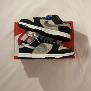 Nike Dunk Low (W) ”Starry Laces” - Hej! Jag säljer ett par helt nya Nike Dunk Lows i storlek 36 för 1620kr ink frakt! 🌟👟  Fraktar samma eller dagen efter betalning 🚚  Bara att höra av dig vid frågor💖