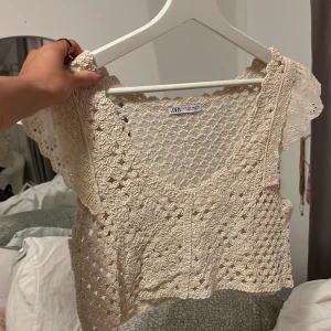 Topp - Zara topp i storlek M men passar mig som kan ha xs-m💖💖Siper fin och aldrig använd!