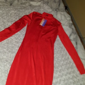 Silkes klänning  - Säljer en oanvänd silkes klänning i stl S. Klännibgen är en lång modell och är stretchig i matrialet. Säljer den för 200:- då den är helt ny. Köparen står för frakten 