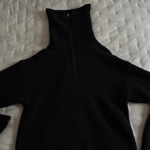 Hög nack tröja med zip - Snygg zip tröja med hög krage. I storlek L men känns mycket mindre i storlek. Hårstråna på tröjan är borta! Aldrig använd bara prövat därav hårstrå.