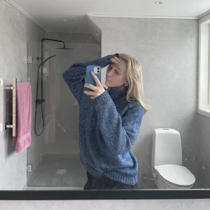 Stickad tröja - Säljer denna blå stickade tröjan pågrund av att den inte kommer till användning längre💙