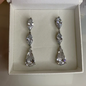 Örhängen - Äkta Swarowski örhängen i silver. Nypris 500kr och är i gott skick. Finns i Södertälje men kan postas. 