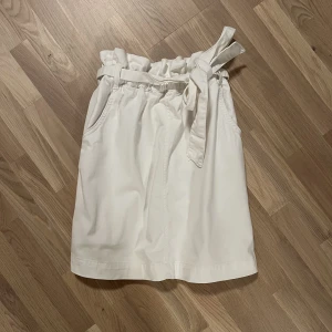 Söt kjol - Söt, högmidjad kjol i bomull. Tjockt material. Använd ett fåtal gånger, ser ut som ny. 