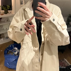 Kappa - En kappa i fake skin. Har klippt bort märke och storlek men jag har storlek S och är 174cm lång. Använd cirka 10 gånger!