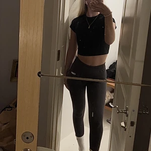 Tights från iciw  - Tights från iciw i superbra skick! Strl S🥰 jag är en xs i tigjts så de är lite stora på mig, har därav vikt ner midjan så de går att ha högre med⚡️ färgen är mörkgrå(se första bilden) !! Nypris är 600 kr å de är precis som nya 🥰