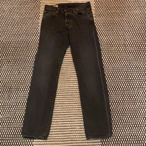 Levi’s jeans - Hej! Jag säljer nu mina nästan helt oanvända svarta Levi’s 501 jeans. Jag säljer dom pågrund av att dom är alldeles för små. Storleken är w29 och L32.