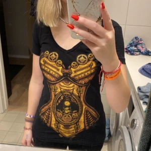 T-shirt  - En bekväm vringad t-shirt från Restyle. Ett tryck av en korsett. Bra passform och bekväm. 