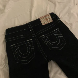 True religion jeans - Säljer dessa Ture religion jeansen köptes i usa för 1 år sedan och har använts 2 gånger. Köpte för 2500 kr säljer för 1000 kr pga att de är i nyskick❤️storlek 25