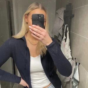 Kofta - En superfin marinblå tröja som liknar de från soft goat! Lånade bilder, köpt på Plick❤️❤️köpare står för frakt