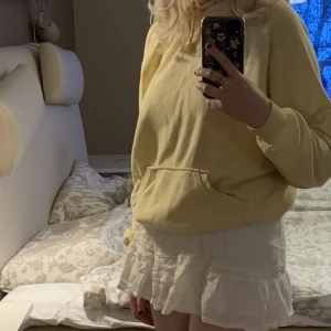 Ljusgul hoodie - Hoodie i ljusgul färg riktigt kap  Ps både kjolen och byxorna till salu🤯🤯🥵