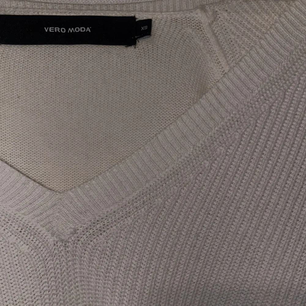 En vit stickad tröja med V-ringning från Vera Mode. Tröjan är använd 2 gånger och är i nyskick. Priset går att diskutera 😊. Stickat.