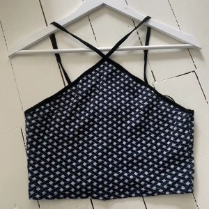 Zara croppat linne - Blå/vit mönstrat linne från Zara med fin skurning upptill. Köpt för ca 2-3 år sen. Strl L, men passar mig som är S/M perfekt. Liten i storleken.