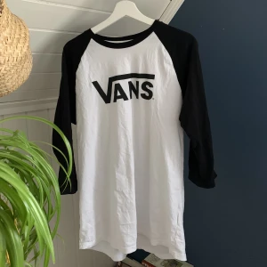 Vans tröja  - UNISEX. Vans tröja med trekvartslång ärmar och längre nedtill. Den är i storlek L, men jag som bär den på bilden har normalt S