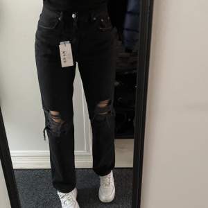 Svarta jeans från NA-KD. Helt oanvända, endast testade.  • Storlek 36 🌺 • Bra skick 