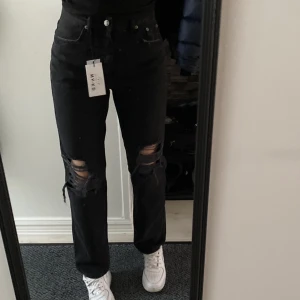 NA-KD Jeans 🌺 - Svarta jeans från NA-KD. Helt oanvända, endast testade.  • Storlek 36 🌺 • Bra skick 