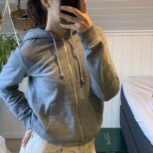 Dragkedje tröja - Grå dragkedjetröja i bra skick 