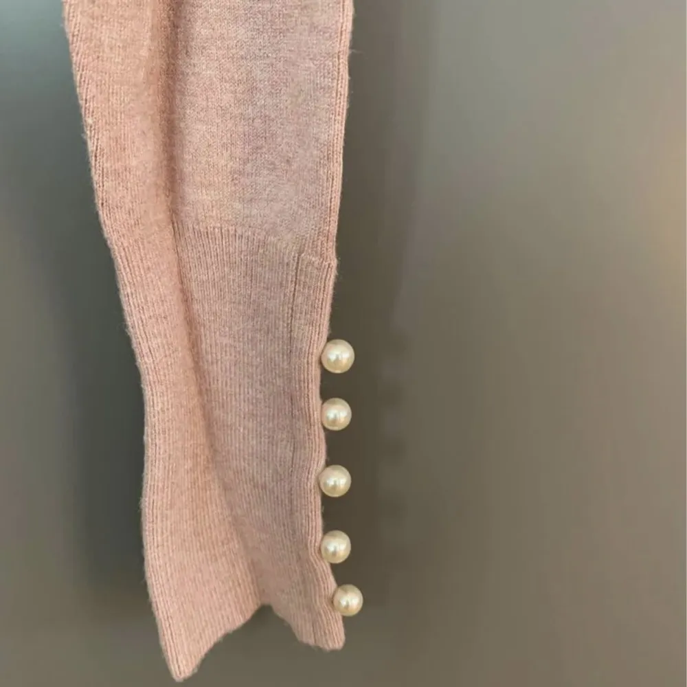 Rosa polotröja från Zara med pärldetaljer på ärmen. Knappt använd så helt som ny. . Toppar.