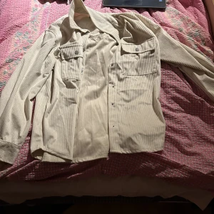 Beige jacka - Aldrig använd (lapp sitter kvar). Pris + frakt