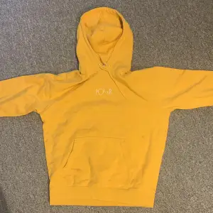 En gul polar hoodie i fint skick