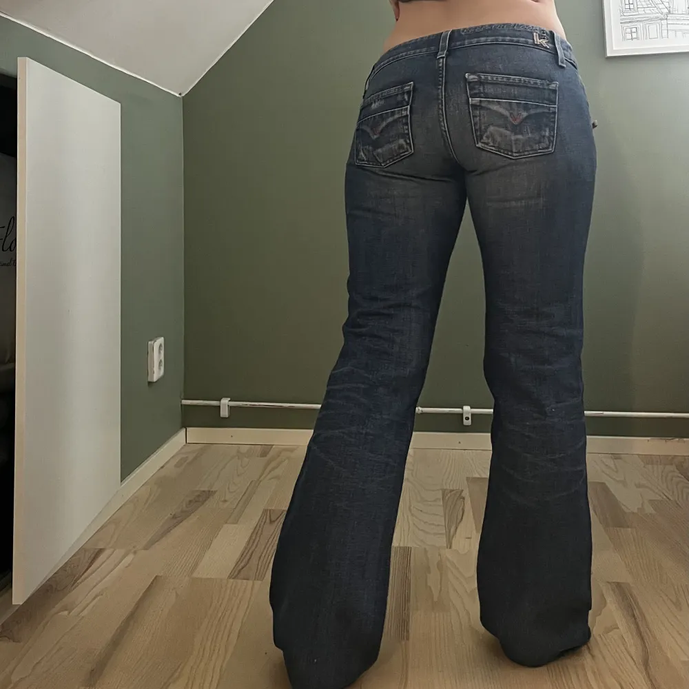 Superfina lågmidjade mörkblå bootcut jeans med ett coolt bälte i fram!  Midjemått: 75 cm innerbenslängd: 82 cm  Jag på bilden är 160 cm! Skriv om du har fler frågor🫶. Jeans & Byxor.