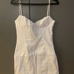 Zara klänning  - Jättefin kortare klänning från Zara med dragkedja baktill. Säljer då den tyvärr var för liten för mig så klänningen är aldrig använd.   Storlek: M 