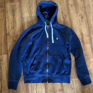 Ralph Laurent zip - Jag säljer min Polo Ralph Laurent zip hoodie pga att jag har växt ut den.  Den är ganska liten i storleken så den passar som XS Skick 7/10