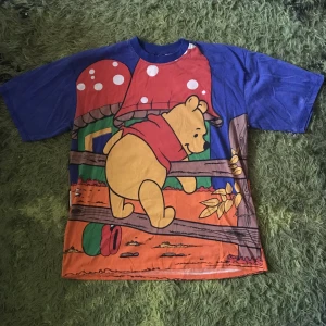 Nalle-puh t-shirt - Den är ganska stor, skulle gissa på xl, mjukt bommulsmaterial. Köpt på second hand, men använder sällan!