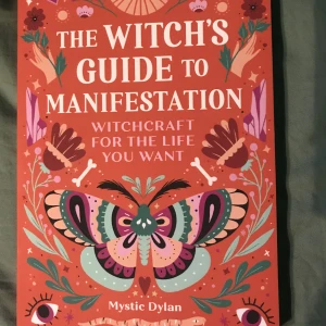 The witch’s guide to manifestsation book - En spirituell bok med mycket fina bilder och tips. Helt NY! Skriven av Mystic Dylan (finns på insta att kolla upp osv)  Säljer då jag fick boken i present men ej är intresserad av detta    MÖTES UPP ÄNDAST! Kontakta mig vid frågor eller köp :) 