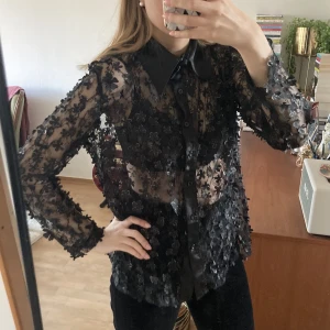 Svart transparent blus/skjorta  - Jättesnygg för fest. Från Copenhagen Luxe. Skickar fler bilder vid intresse. Fraktar och möts, vad som passar.🤗