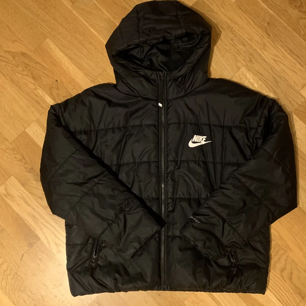 Säljer min Nike puffer jacka som jag har haft nått år men som tyvärr inte kommer till användning. Mycket bra skick och perfekt till vintern!. Jackor.