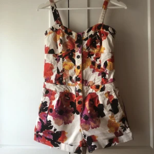 Söt playsuit/romper - Blommig playsuit med strukturerad top perfekt till våren/sommaren :) 