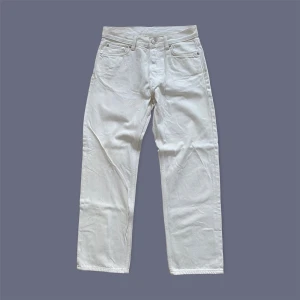 Weekday jeans raka  - ”Space Relaxed Straight Jeans” köpta från WEEKDAY. Använt få gånger. Har tyvärr växt ur dom. Jävligt snygga, bra material, sitter najs. Midjemått 36 cm. För fler bilder eller mått kontakta mig :) Condition 7/10