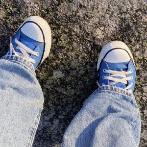 Blåa converses i st 38 - Ett par blåa converses i st 38 andväda ca 4 gånger då dom är för stora på mig  Super fin färg💓 Köpta för 499kr Säljer för 320kr Skriv eget prisförslag 💓