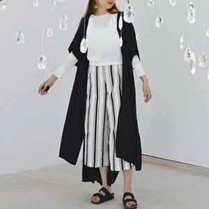 Weekday svart lång skjorta/kaftan/klänning - Säljer den långa svarta. Går att stänga med knappar och bli klänning, och även knyta runt midjan med tunt svart band. Snyggt till våren med tex jeans eller Birkin. Passar alla storlekar, XS, S, M. Lite för stor för mig som är XS. (Jag på bilden).