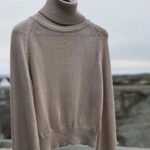 Stickad polotröja  - Beige stickad polotröja från Nakd. Storlek S. Säljes för 150 kr + frakt.