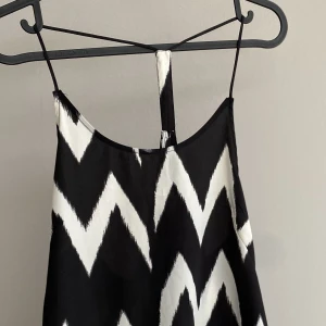 Linne  - Linne från H&M. Storlek 40. Aldrig använt, säljes för 40 kr + frakt.