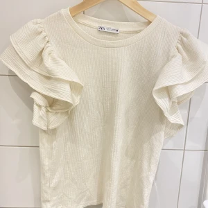 Zara tröja  - Säljer denna fina tröja från zara, använd endast någon gång.