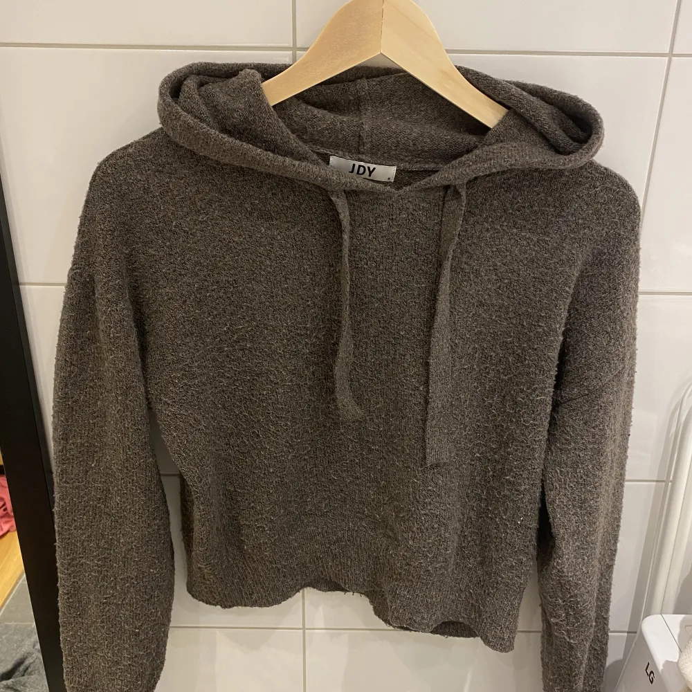 Säljer denna fina stickade hoodie, använd ett fåtal gånger . Tröjor & Koftor.