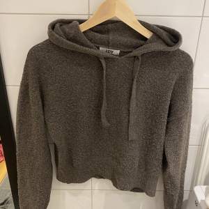 Säljer denna fina stickade hoodie, använd ett fåtal gånger 