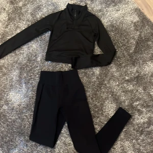 Toppen:152 xxs/xs/s  byxorna: xs-s -  Super fina träningskläder om man ska gå till gymmet eller träna och en topp som är lite kort med ett par tajta träningsbyxor som är en sett.  byxorna är ungefär xs till S tröjan kan passa någon med S. Tillsammans kostade dom 420 kr