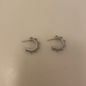 Silvriga edblads örhängen🫶🏻 - Säljer pga att jag har byt från silver till guld och de kommer inte till användning. Köpte för 349 på MQ och säljer för 140🫶🏻 (edblads påse ingår)